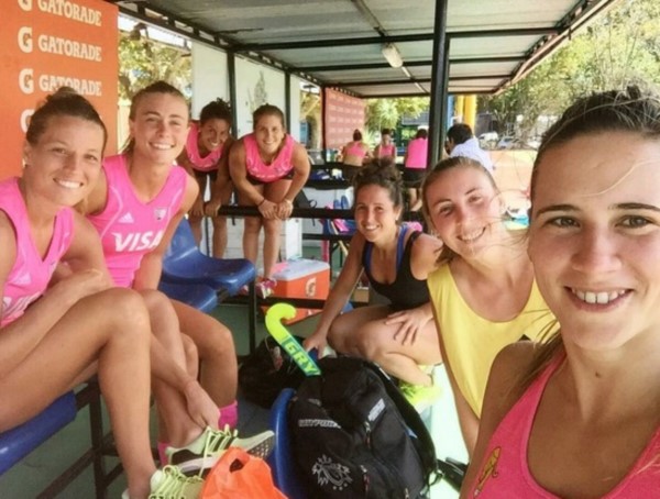 Selfie de Las Leonas, con la madrynense Julia Gomes Fantasia de fondo.