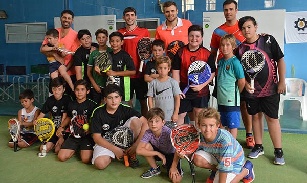 Quince chicos participaron de la clínica ayer junto a Franco Stupaczuk, Javier Reiter, Lisandro Bione y Matías Bogado en X3 Padel Club de Trelew.