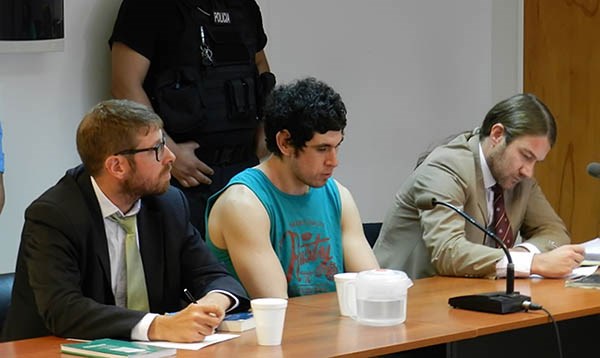 Mirada baja. El  asesino y sus abogados cuando escuchaba la resolución de las juezas que lo condenó a reclusión perpetua.