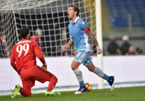 El argentino Lucas Biglia marcó el gol de Lazio, de penal.