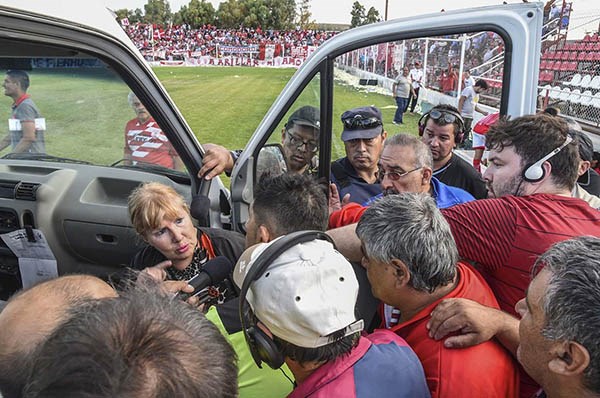 Pagani en el medio del tumulto. El árbitro fue inhabilitado para dirigir y deberá hacer un descargo por lo sucedido en el clásico comodorense.