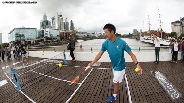 Kei Nishikori y David Ferrer realizaron una pequeña exhibición hoy sobre un puente de Buenos Aires.