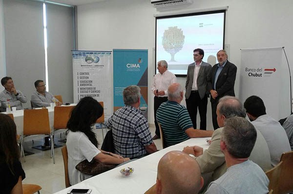 Al acto asistieron el ministro de Ambiente, Ignacio Agulleiro y Julio Ramírez, presidente del Bco. del Chubut.