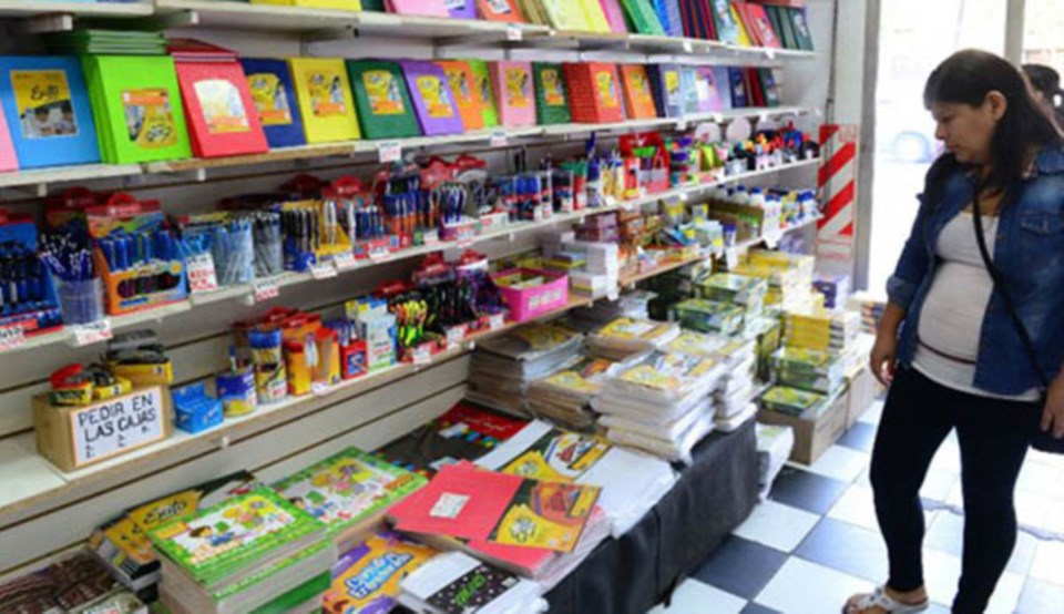 El acuerdo librerías- gobierno incluye 20 artículos escolares.