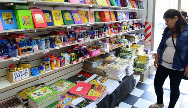 El acuerdo librerías- gobierno incluye 20 artículos escolares.