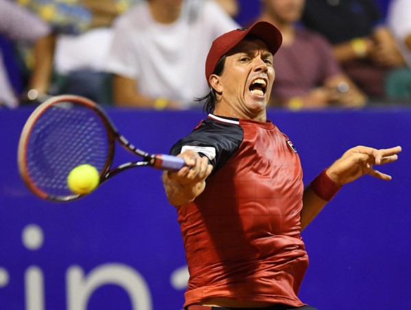 "Charly" Berlocq revirtió un difícil partido con el brasileño Monteiro y jugará en semis ante Nishikori.