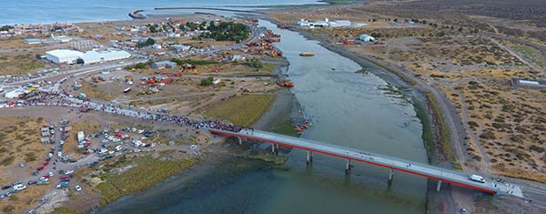 Por fin el puente. La obra comenzó allá por mediados de 2015 y finalmente ayer se pudo inaugurar, aunque ahora habrá que determinar cuándo se habilitará para transitarlo.
