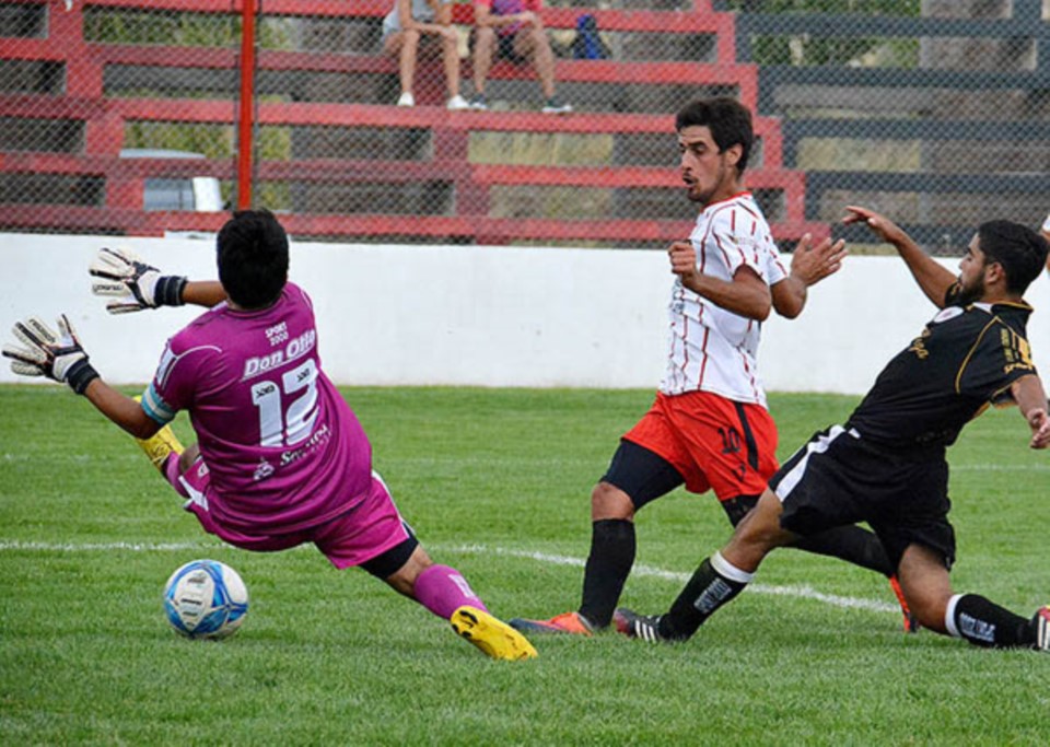 Alan Rubio se dispone a marcar el gol del triunfo para Independiente de Trelew. El "Rojinegro" estuvo en apuros.