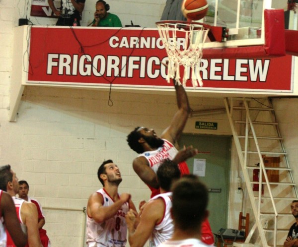 Jerome Hill define abajo del aro. El Globo se muestra invencible.