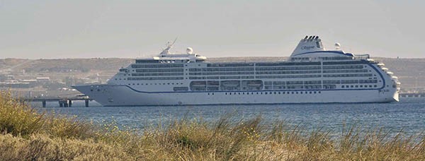 Tras su inesperada  visita a Puerto Madryn, el fabuloso crucero seguía su periplo po r el atlántico hacia el puerto de Montevideo, Uruguay.