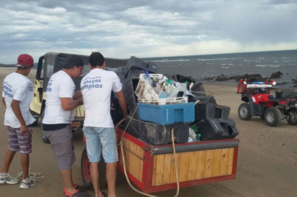 La cuadrilla compuesta por 10 personas, 2 cuatriciclos, 1 jeep, 2 carros y un camión trabajaron en las playas.