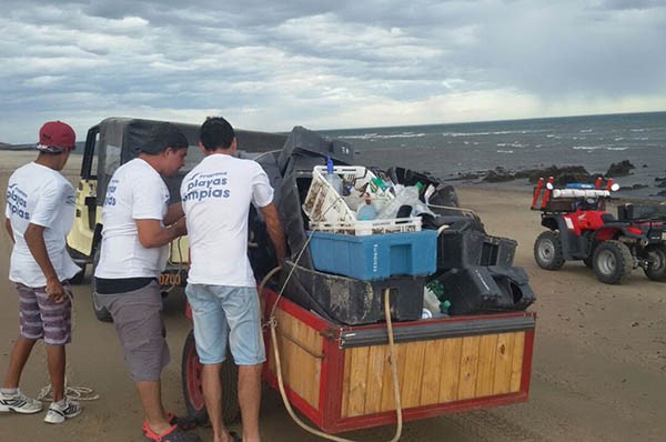 La cuadrilla compuesta por 10 personas, 2 cuatriciclos, 1 jeep, 2 carros y un camión trabajaron en  las playas.
