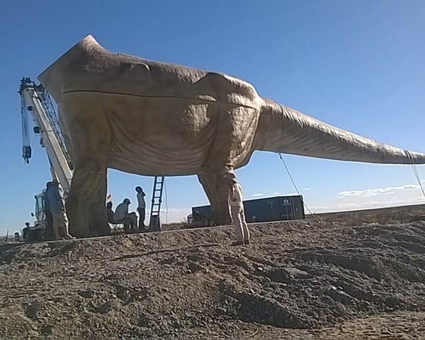 El Titanosaurio está hecho de diferentes fibras de vidrio, resinas, y una estructura de acero muy fuerte.
