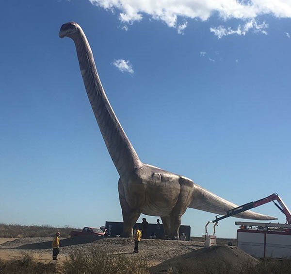 Completo. El Titanosaurio fue ensamblado en su totalidad en la tarde de ayer. Hoy quedará inaugurado.
