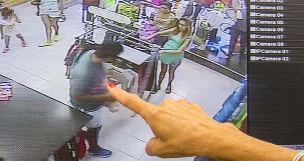 La gerente , señala en su oficina la captura de las cámaras de seguridad donde se ven a los tres autores. 