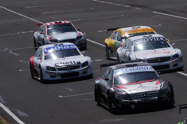 Los hermanos capitalinos Maxi (11º) y Lucas (14º) Valle, debutaron en el Top Race en el autódromo de Paraná.