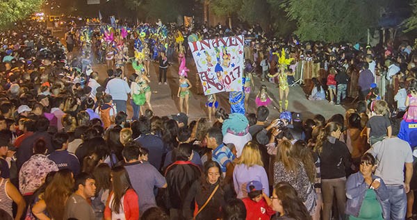 La gente salió a las calles para acompañar la fiesta del carnaval que finalizó anteanoche.