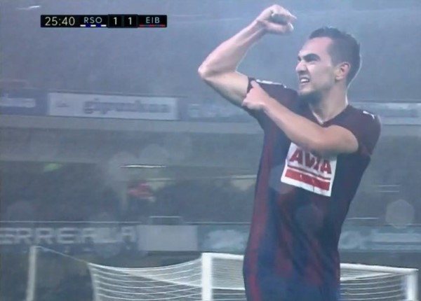 Gonzalo Escalante anoto el empate del Eibar ante la Real Sociedad. 