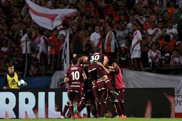 Lanús aprovechó sus chances de gol en el segundo tiempo y se coronó campeón de la Supercopa Argentina.