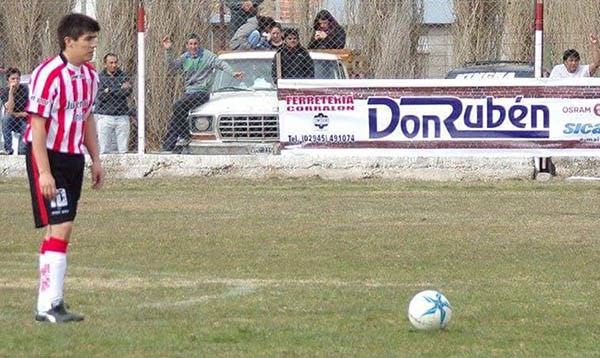 El gran capitán. Lisandro Pailacura, de 28 años, le otorgó a Juventud Unida un hito histórico para el pueblo. “Héroes somos todos”, dijo.