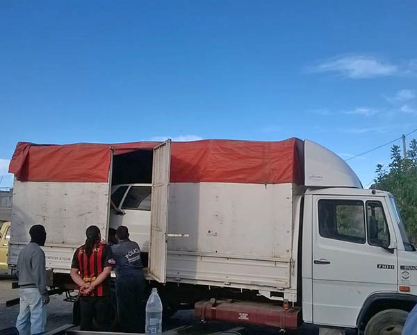 Hallazgo. Al abrir la caja del camión descubrieron un auto robado.