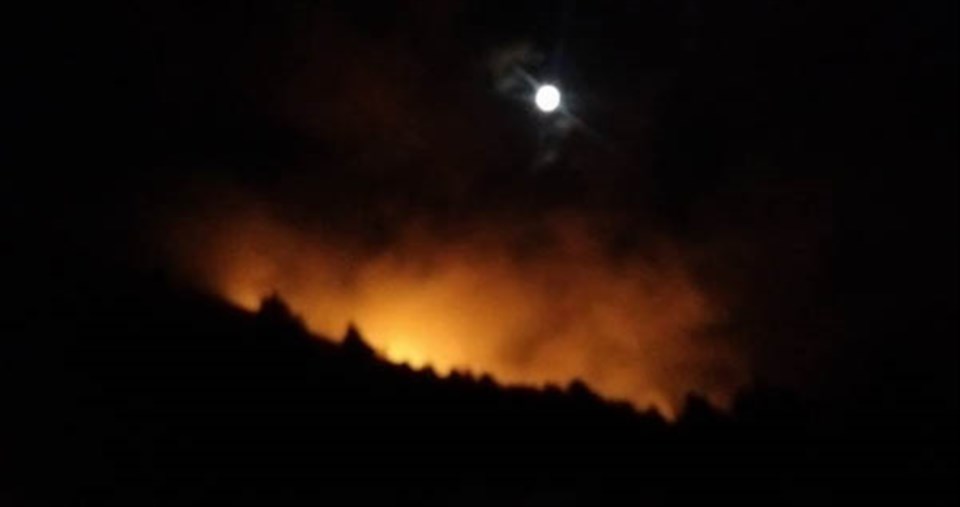 Una de las instancias críticas del combate de bomberos, en medio de un avance rudo de las llamas.