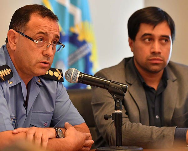 El jefe de la Policía y el ministro Durán y la conferencia semanal.