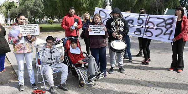 Firmas. Los padres se convocaron en la plaza para pedir el aval de los vecinos a su queja educativa. 