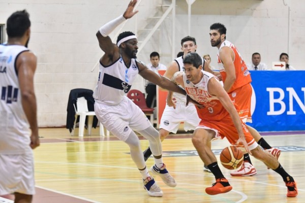 En una noche para el olvido, Huracán cayó ante Gimnasia de La Plata en Trelew.