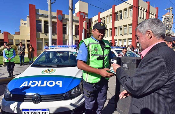 Llave. Uno de los policías de la ciudad del Golfo recibe un flamante patrullero para la prevención barrial.