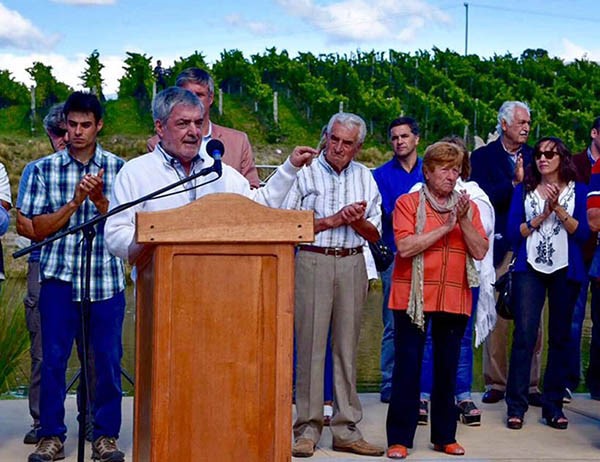 El Gobernador entregó aportes y presidió la Fiesta de Viñedos. 