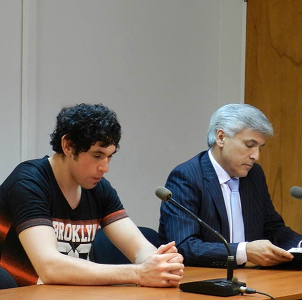Freddy García junto a su abogado defensor esperando la sentencia.