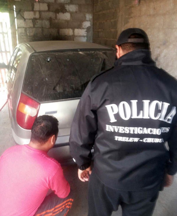 Brigadistas de la Policía al momento de notar la patente trucha.