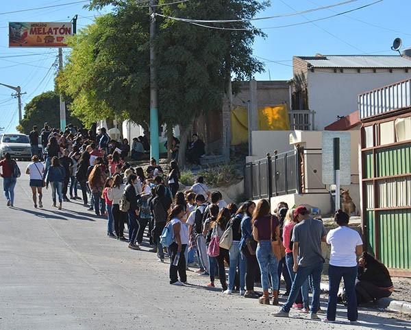 Cuadras y cuadras. Una postal de los beneficiarios intentando buscar su voucher en Trelew.