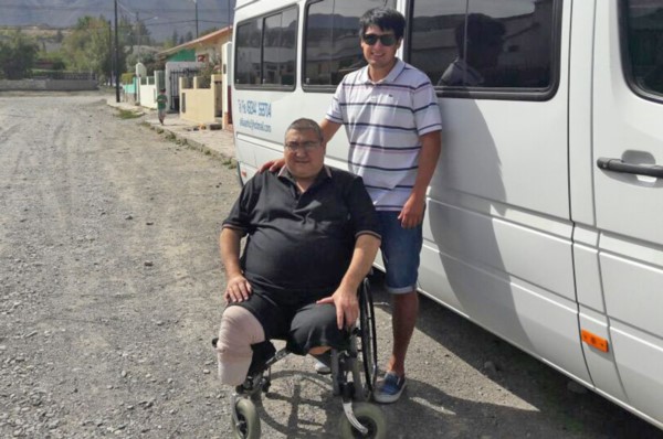 Paul Crespo posa con su padre Oscar Ernesto junto a la combi que traslada al plantel de Belgrano .