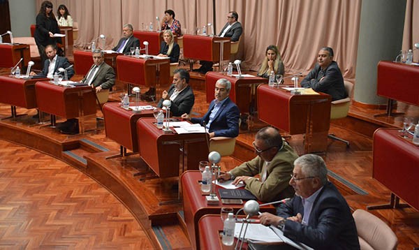 Sesión Especial. Durante la sesión especial siguieron las acusaciones e interpretaciones del reglamento de un lado y del otro.