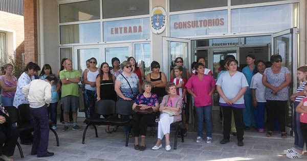 Quejas. Vecinos y empleados del Hospital se autoconvocaron para que el mamógrafo se quede en Gaiman. 