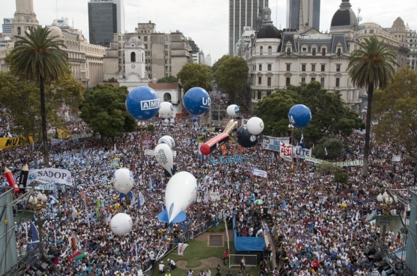 Una multitud proveniente de todo el país copó la Plaza de Mayo en reclamo de una paritaria docente nacional