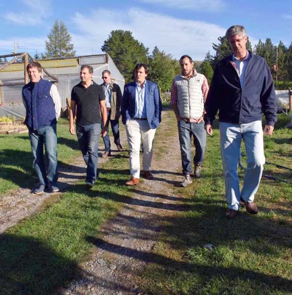 Caminata. El intendente y los funcionarios de Nación, entre el verde.