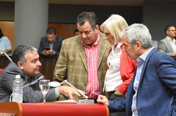 Legislatura, largas charlas y debates lejanos. El problema más grave, muy lejos.