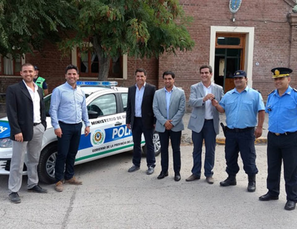 Entrega. La Comisaría ya cuenta con dos nuevos vehículos.