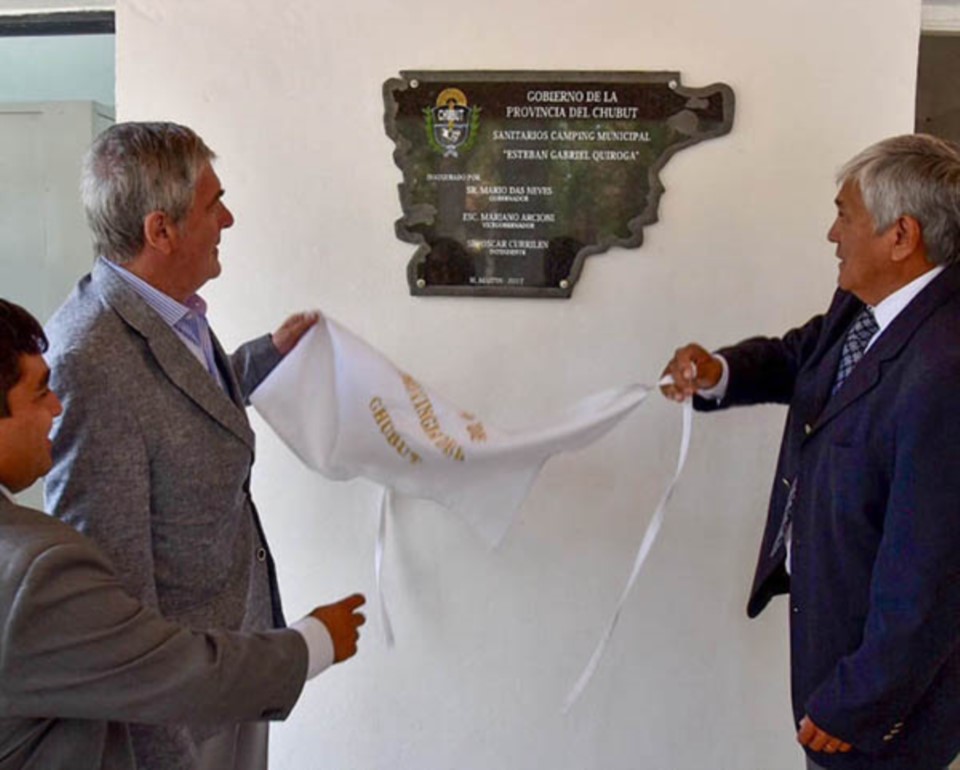 Descubren la placa de la obra de ampliación del camping municipal.