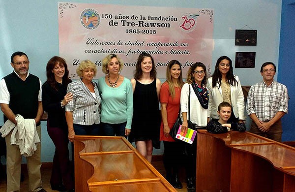 La comitiva deconcejales de la ciudad de Rawson que recibió a la becaria galesa, Maia Jones.