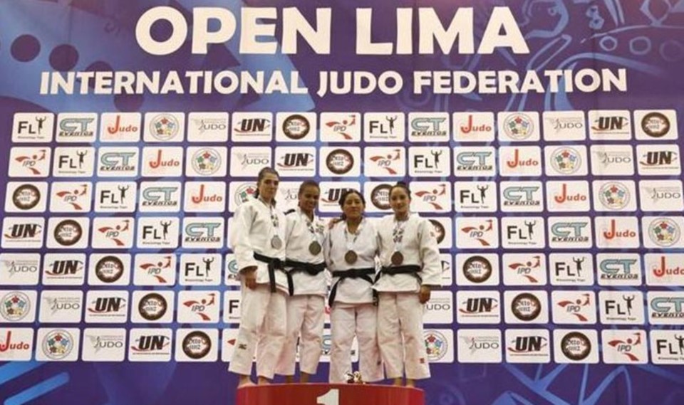 La comodorense Oritia González en el podio, con su medalla de bronce.