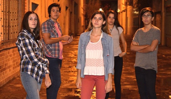 Los jóvenes protagonistas de la miniserie que se estrena el 24 de abril.