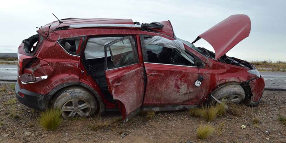 La camioneta RAM yace destruida luego de protagonizar un vuelco a 10 kilómetros de Puerto Madryn.