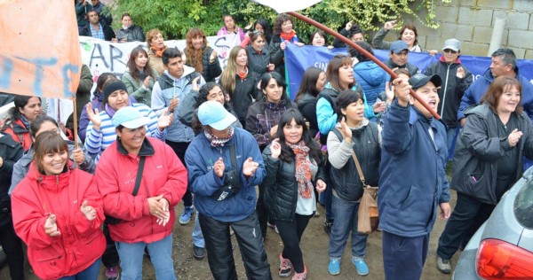Los trabajadores permanecieron en el patio del municipio en el tercer día de retención de servicios.
