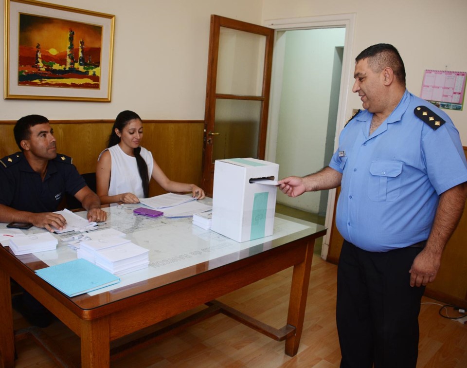 Democracia. Una postal del comicio en la Comisaría de Rawson, donde también habrá nuevos delegados. 
