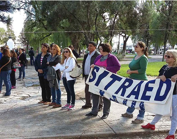 Poca adhesión. Los docentes se movilizaron pese a que no hubo muchos adherentes a la manifestación.