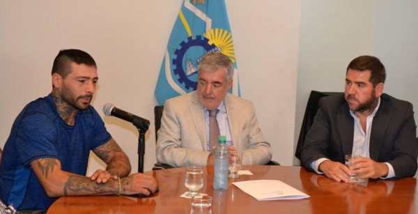 Lucas Matthysse junto al gobernador Mario Das Neves y el presidente de Chubut Deportes Walter Ñonquepán.